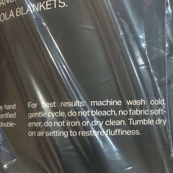 Lola Blankets Plush Throw/Blanket/Bondi Beige/Size L/NEW! NIB! SEALED! Serene!!! - Picture 9 of 16